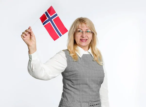 Mulher Madura Com Bandeira Noruega Fundo Brilhante — Fotografia de Stock