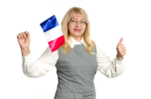明るい背景にフランスの旗を持つ成熟した女性 親指を上に表示 — ストック写真
