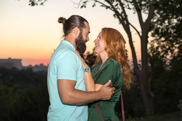 Casal Meia Idade Amar Pessoas Maduras Que Encontram Noite Parque — Fotografia de Stock