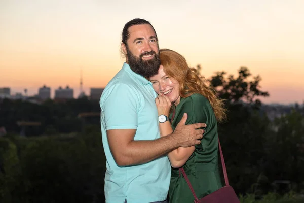 Casal Meia Idade Amar Pessoas Maduras Que Encontram Noite Parque — Fotografia de Stock