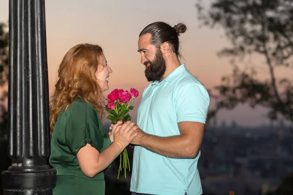 Orta Yaşlı Insanlar Parkta Akşam Loving Olgun Çift Toplantı Çiçek — Stok fotoğraf