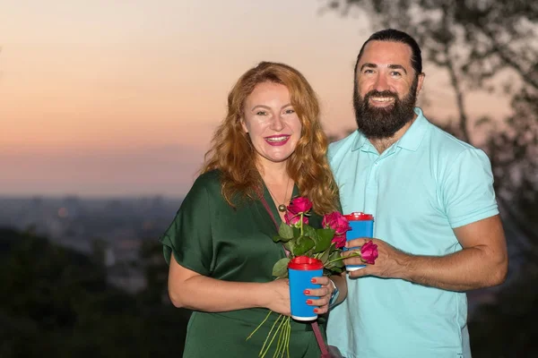 Una Pareja Enamorados Que Reúnen Por Noche Parque Paseo Verano —  Fotos de Stock