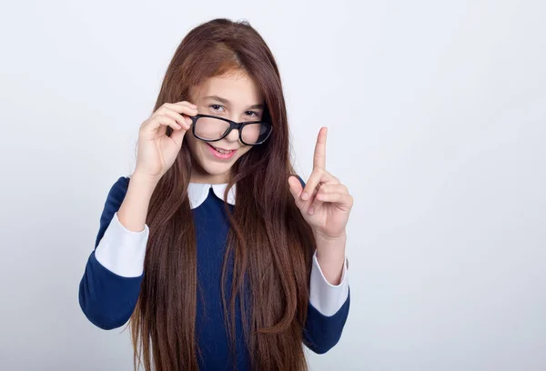 Rothaarige Mädchen Mit Brille Zeigen Mit Dem Finger Nach Oben — Stockfoto