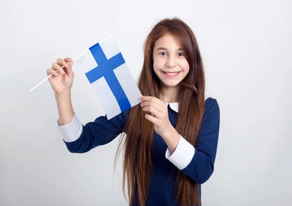 Retrato Una Niña Pelirroja Con Bandera Finlandia Sobre Fondo Gris — Foto de Stock