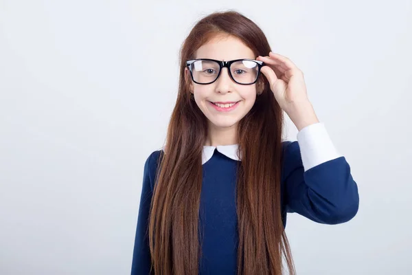 Retrato Uma Menina Cabelos Vermelhos Óculos Fundo Claro Criança Inteligente — Fotografia de Stock