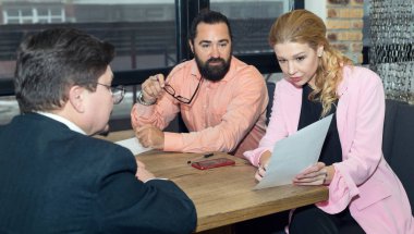 Müzakere. Konferans salonunda çalışan bir grup iş adamı. Şirket ekibi. Bir toplantıda sigorta müdürü. Koç oturumu.