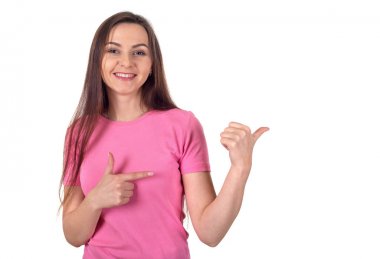 Pembe ceketli gülümseyen esmer genç kadının beyaz arka plan üzerinde izole parmak işaret Stüdyo portresi.