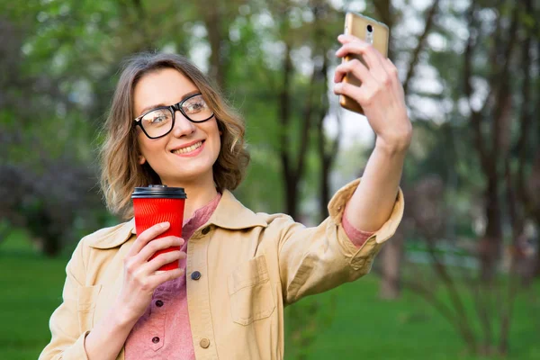 Faz Uma Auto Fotografia Mulher Bonita Óculos Faz Retrato Selfie — Fotografia de Stock