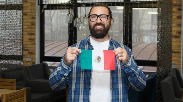 Brodaty Średnim Wieku Człowiek Flagą Meksyku — Zdjęcie stockowe