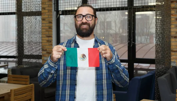 留着胡子的中年男子 举着墨西哥国旗 — 图库照片