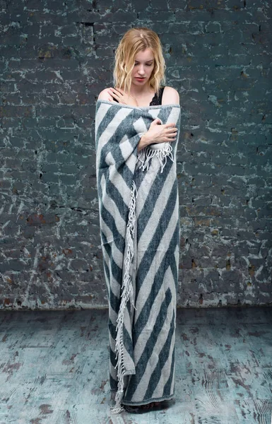 Giovane Donna Vestita Con Una Coperta Lana Contro Muro Mattoni — Foto Stock