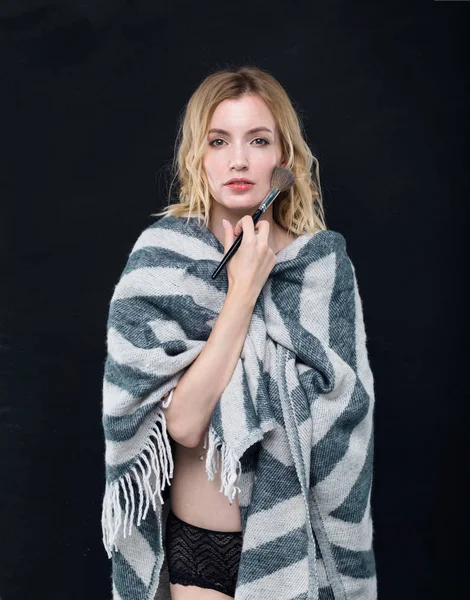 Πορτρέτο Μιας Νεαρής Σέξι Γυναίκα Καλύπτει Ένα Μάλλινο Κουβέρτα Και — Φωτογραφία Αρχείου