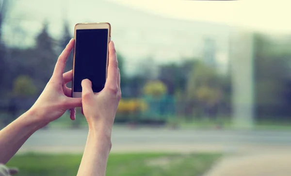 Primer Plano Una Mano Femenina Con Smartphone Fondo Ciudad Fotografía —  Fotos de Stock