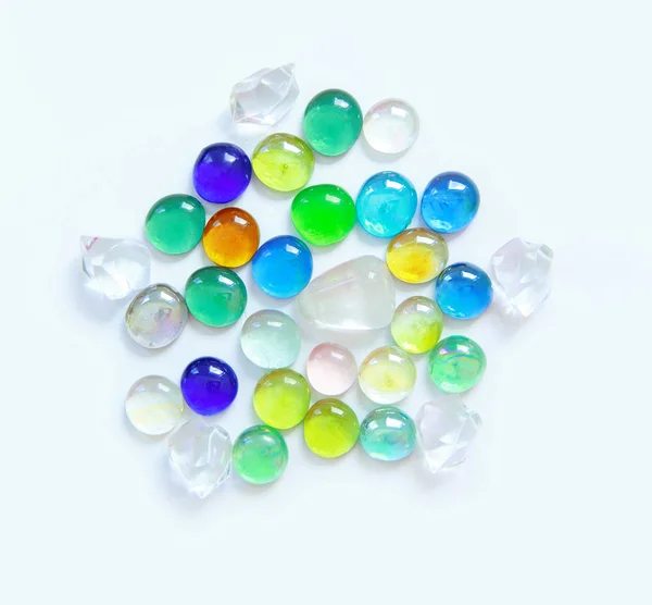 Mehrfarbige runde Glaskristalle auf hellem Hintergrund. — Stockfoto