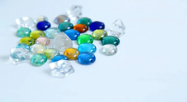 Різнокольорові скляні круглі кристали на світлому фоні . — стокове фото