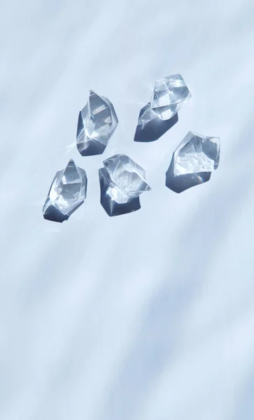 Cinco cristales blancos bajo el agua. Vista desde arriba . — Foto de Stock