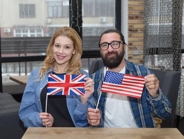 Ein Erwachsenes Paar Mit Uns Und Britischen Flaggen Büro Ein — Stockfoto