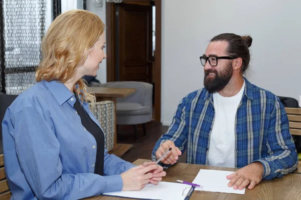 Ung Kvinna Pratar Nya Idéer Arbetsprojekt Till Sin Kollega Utbildning — Stockfoto