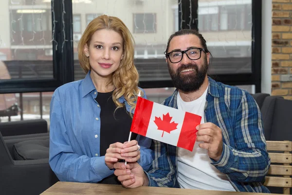 Casal Adulto Com Bandeira Canadá Sentado Escritório Viagens Estudo — Fotografia de Stock