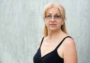 Gözlüklü mutlu olgun kadın, 55-60 yaşında.