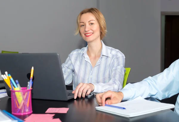 Geschäftsfrau Büro Manager Nutzt Laptop — Stockfoto