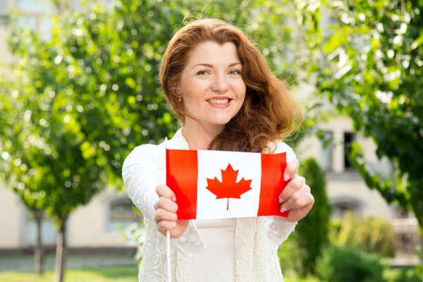 Bir Yaz Gününde Yeşil Ağaçların Arka Planda Kanada Bayrağı Ile — Stok fotoğraf