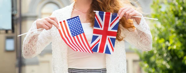 Zamknij Dwie Flagi Usa Wielkiej Brytanii Rękach Kobiet Przyjaźń Między — Zdjęcie stockowe