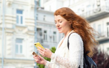 Akıllı telefon, mobil internet kullanarak online alışveriş sırasında kredi kartı ile ödeme kadın.