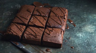 Brownie kek tatlısı. Eski bir dokusal masada kakao ve çikolata ile koyu sünger kek.