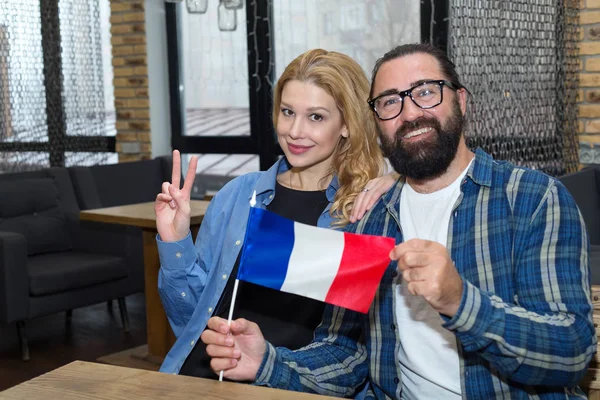 举着法国国旗的男人和女人 幸福的一对工作和旅行 — 图库照片