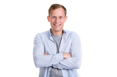 Beyaz arka plan üzerinde izole edilmiş genç bir adamın portresi.