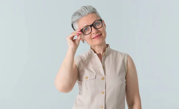 Mujer Madura Gafas Con Pelo Gris Sobre Fondo Gris Claro —  Fotos de Stock