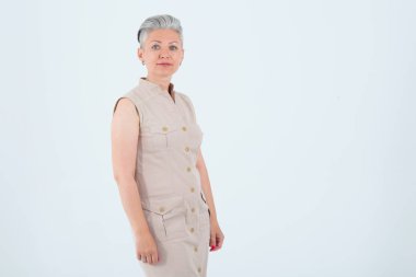 Mavi ışık arka planda güzel olgun kadın. Gri saçlı kadın orta yaş.