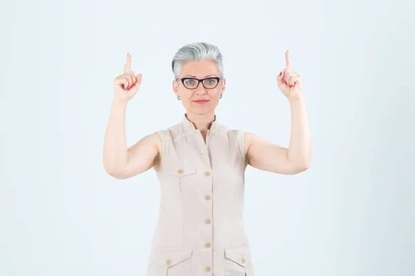 Beautiful Mature Woman Glasses Point Fingers While Standing Light Blue — Stock Photo, Image