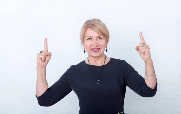 Maturo Donna Affari Punta Dita Verso Alto Mentre Piedi Contro — Foto Stock