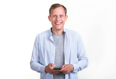 Mutlu adam akıllı telefon tutan ve beyaz arka plan üzerinde kamera bakıyor.