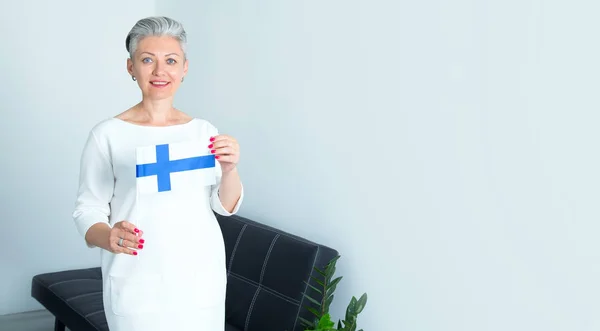 肖像成熟的斯堪的纳维亚女人持有芬兰国旗 — 图库照片