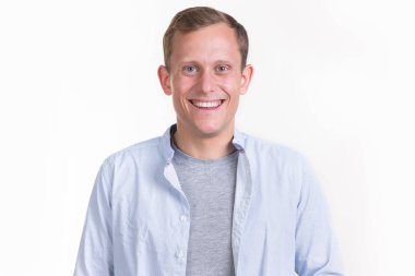 Hafif bir arka plan üzerinde gülümseyen mutlu bir genç adam Portresi.