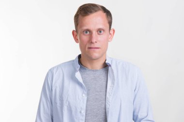 Düğmesiz gömlek üzgün bir genç adamın portresi.