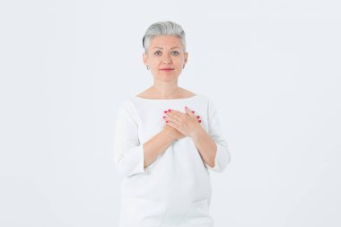 Aşık güzel olgun bir kadın. Kendini iki el tutan gri saçlı kadın, gülümseyen yüz zevk ile. Olumlu duygu.