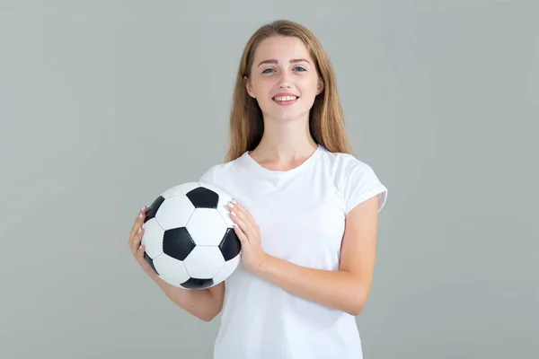 Fiatal Egy Futball Labda Kezében Elszigetelt Szürke Háttér Futballszurkoló — Stock Fotó