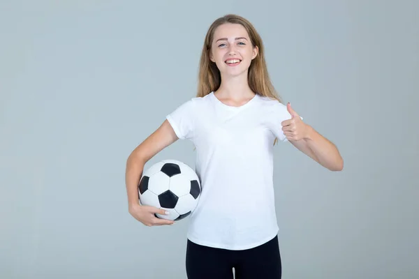 Boldog Fiatal Nőt Egy Futball Labda Kezében Mutatja Hüvelykujját Felfelé — Stock Fotó