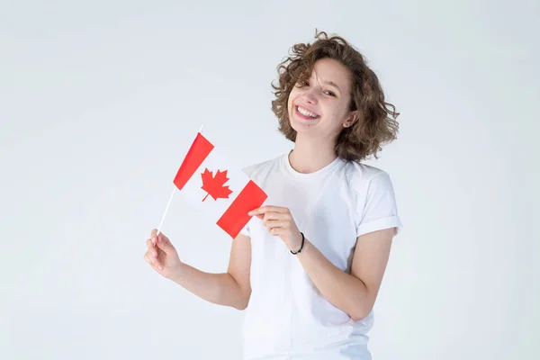 Giovane Donna Felice Con Bandiera Del Canada Sfondo Bianco Chiaro — Foto Stock
