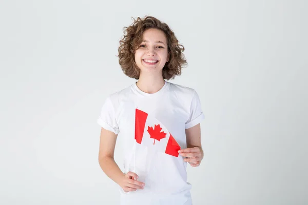 Jovencita Feliz Con Bandera Canadá Sobre Fondo Claro Retratos Femenino — Foto de Stock