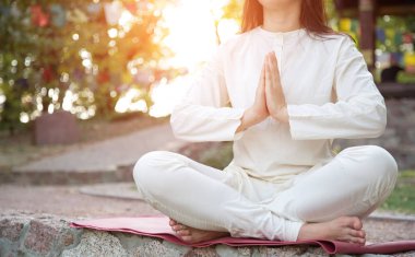 Parkta meditasyon yapmak ta bir kadının yakını. Yoga geri çekilme.
