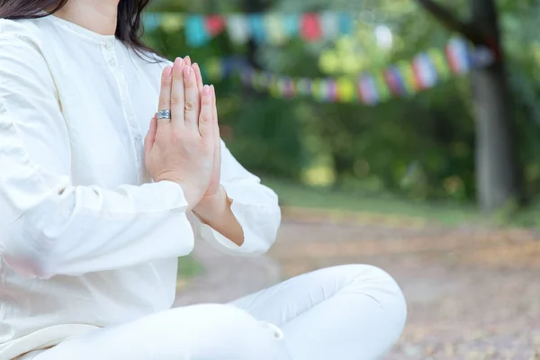 Close Van Vrouw Handen Namaste Meditatie Achtergrond Van Tempel Natuur — Stockfoto