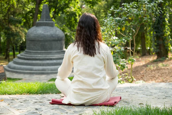 Kvinna Sitter Yoga Pose Utsikt Från Ryggen Meditation Bakgrunden Templet — Stockfoto