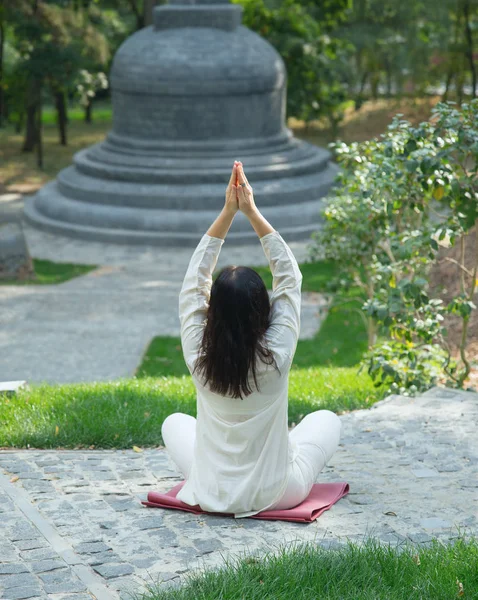 Азиатка Практикует Йогу Медитацию Позе Лотоса Природе Вид Сзади — стоковое фото