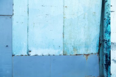 Metal doku pas lekeleri ile mavi boya ile boyanmış.