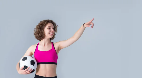 Concepto Fútbol Mujer Atlética Sostiene Una Pelota Fútbol Apunta Hacia — Foto de Stock